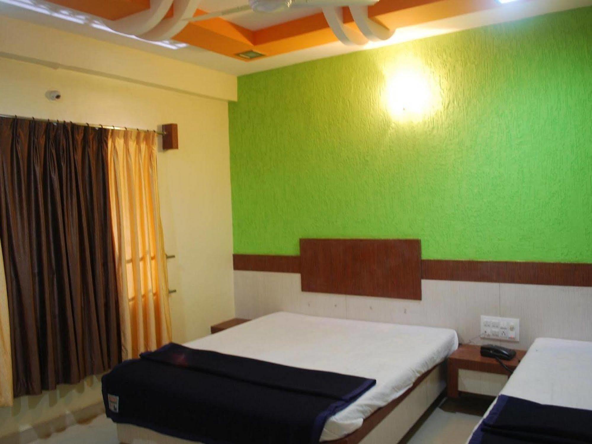 Hotel Disha Palace Shirdi Esterno foto
