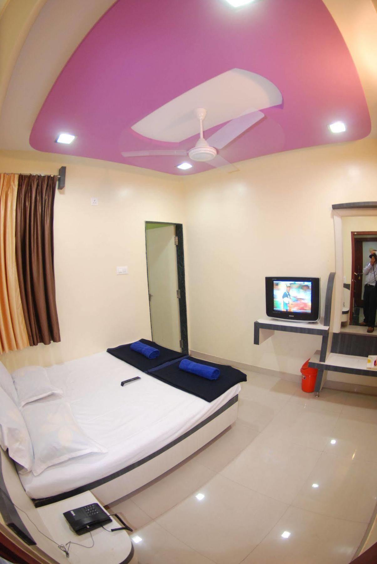 Hotel Disha Palace Shirdi Esterno foto