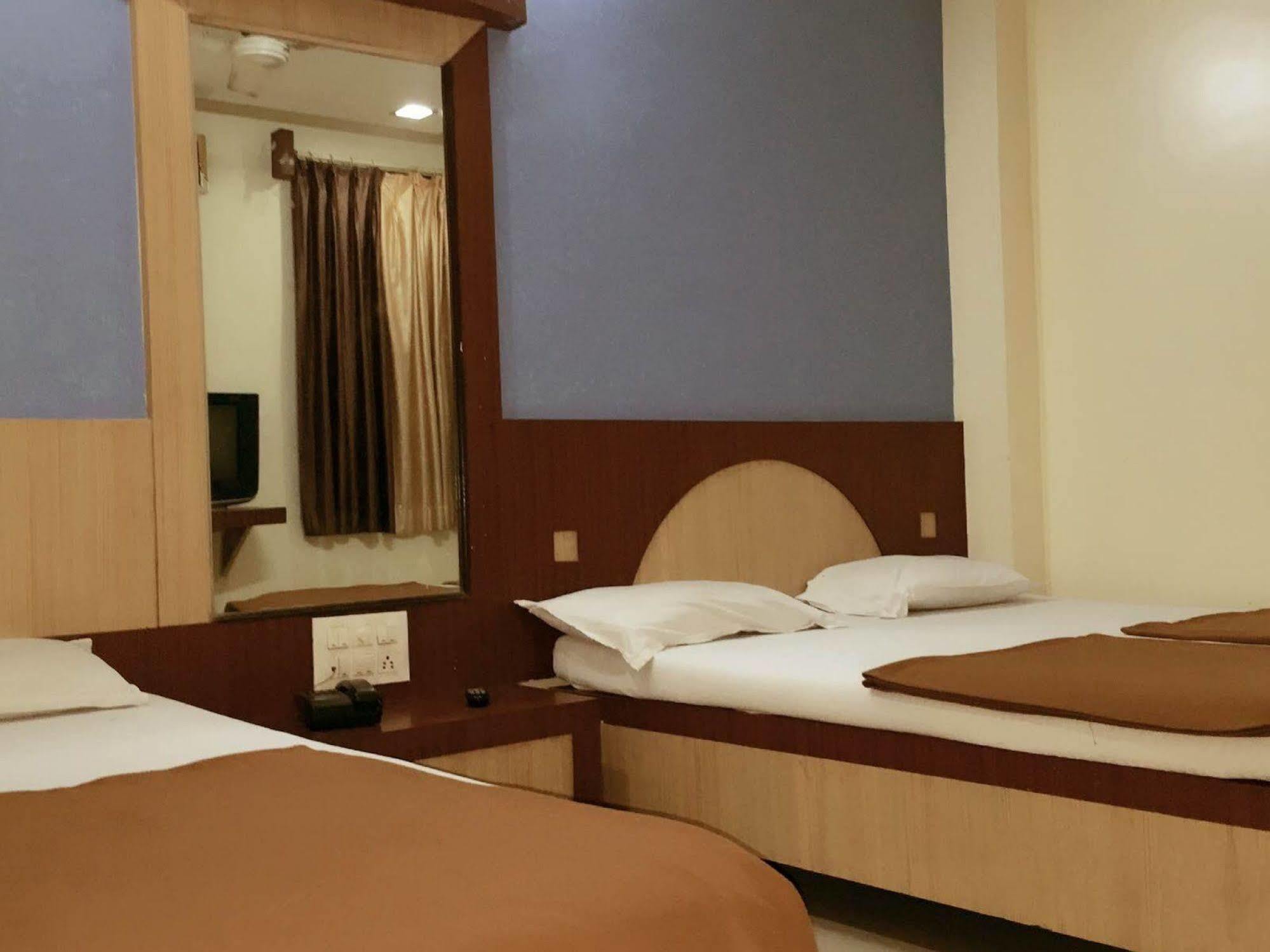 Hotel Disha Palace Shirdi Esterno foto