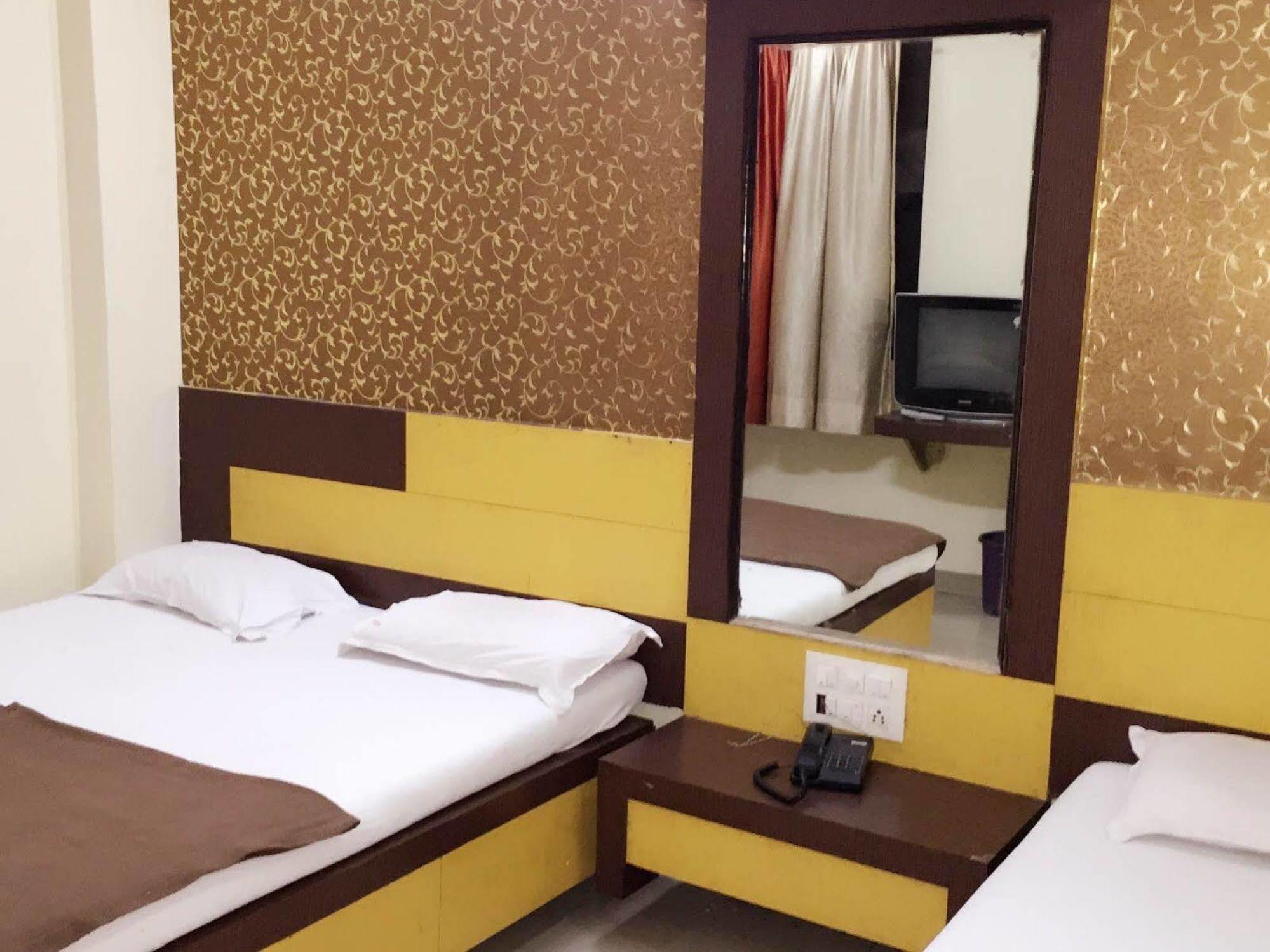 Hotel Disha Palace Shirdi Esterno foto