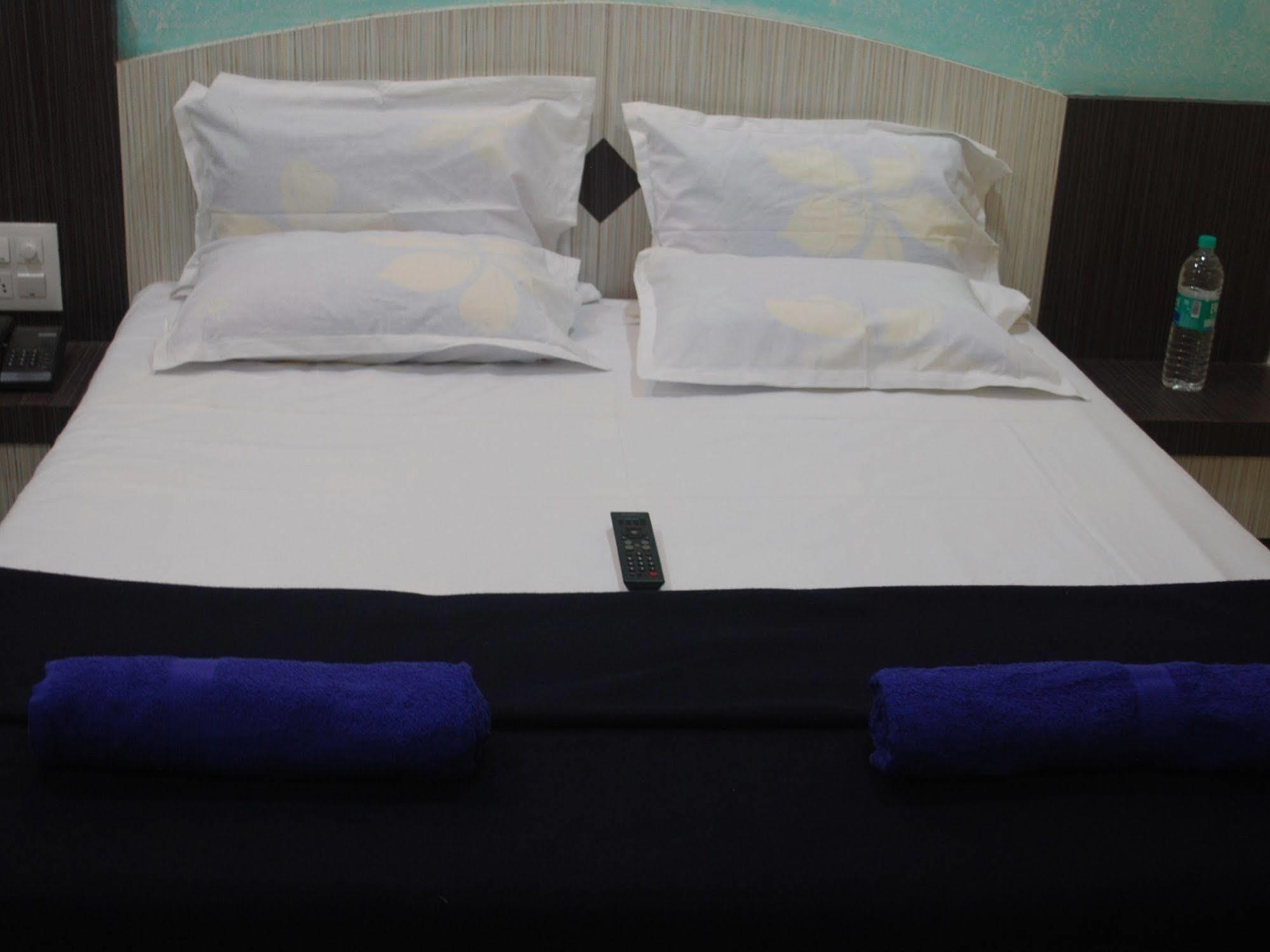 Hotel Disha Palace Shirdi Esterno foto