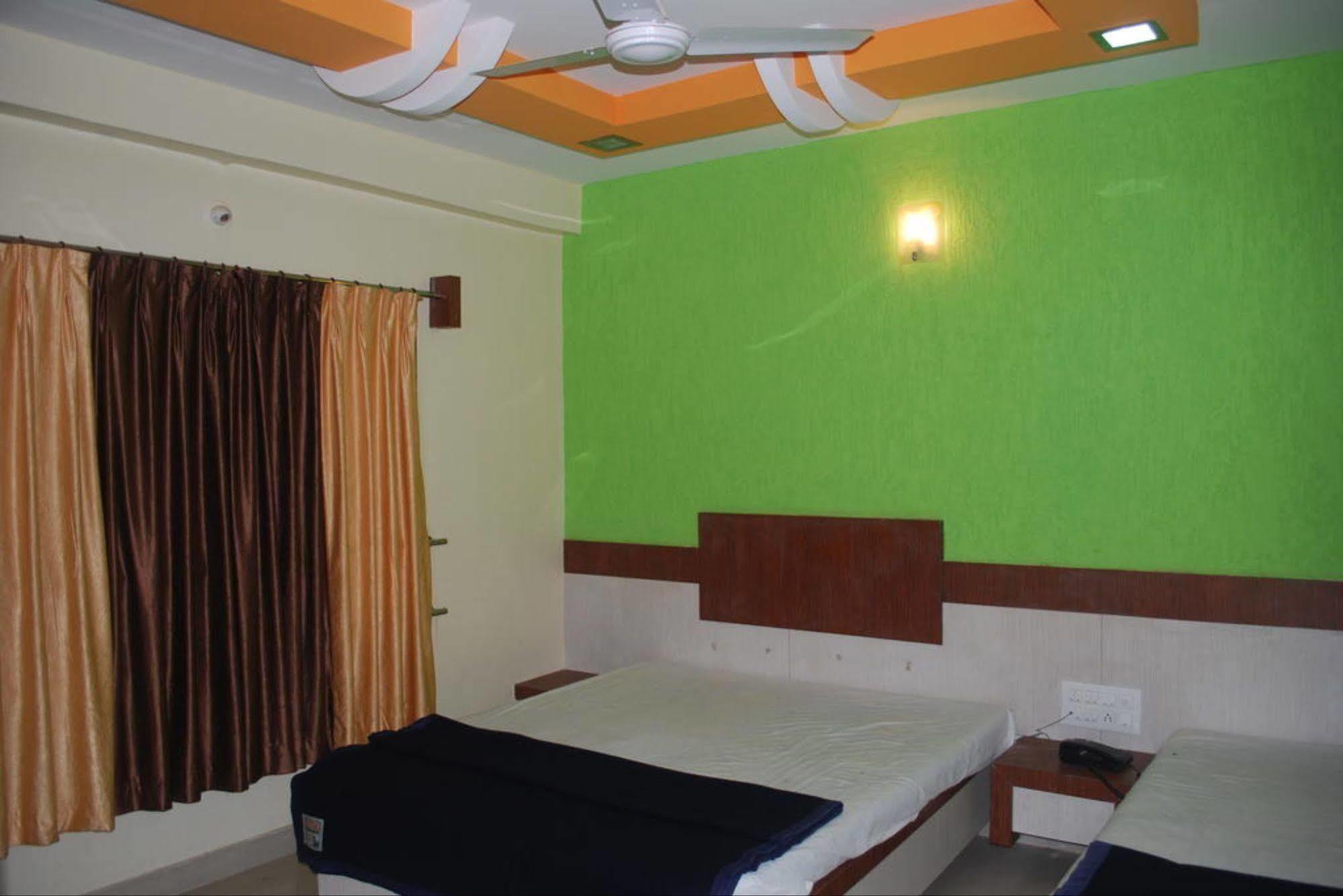 Hotel Disha Palace Shirdi Esterno foto