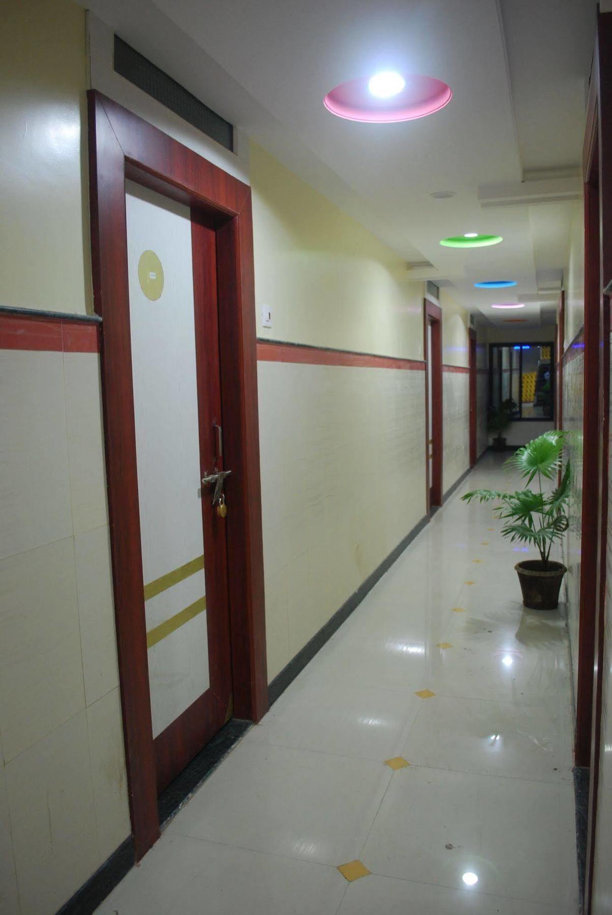 Hotel Disha Palace Shirdi Esterno foto