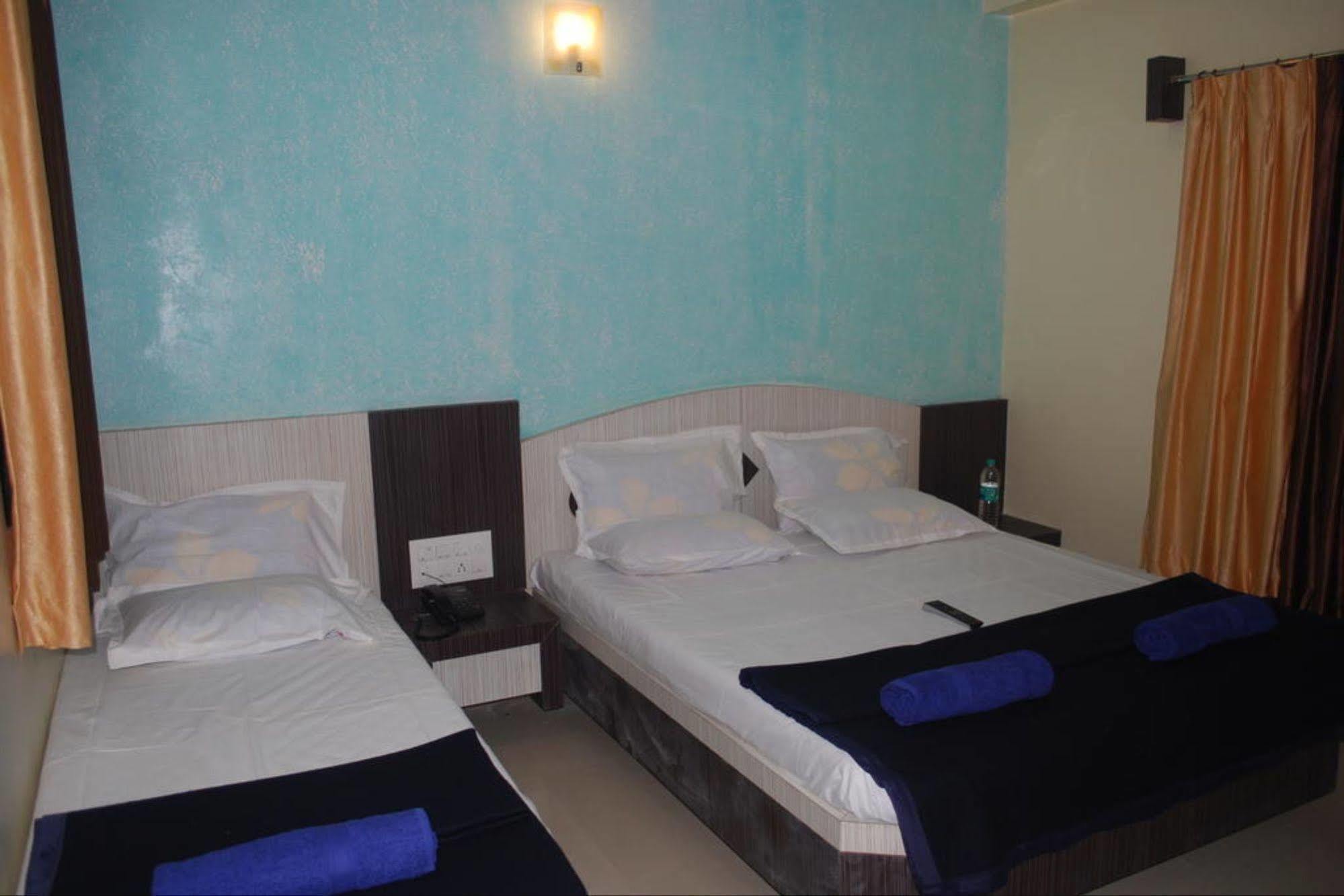 Hotel Disha Palace Shirdi Esterno foto