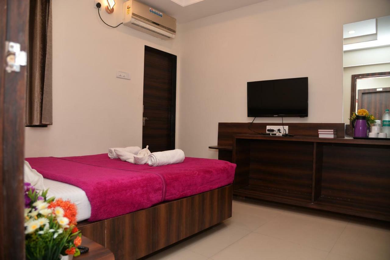 Hotel Disha Palace Shirdi Esterno foto