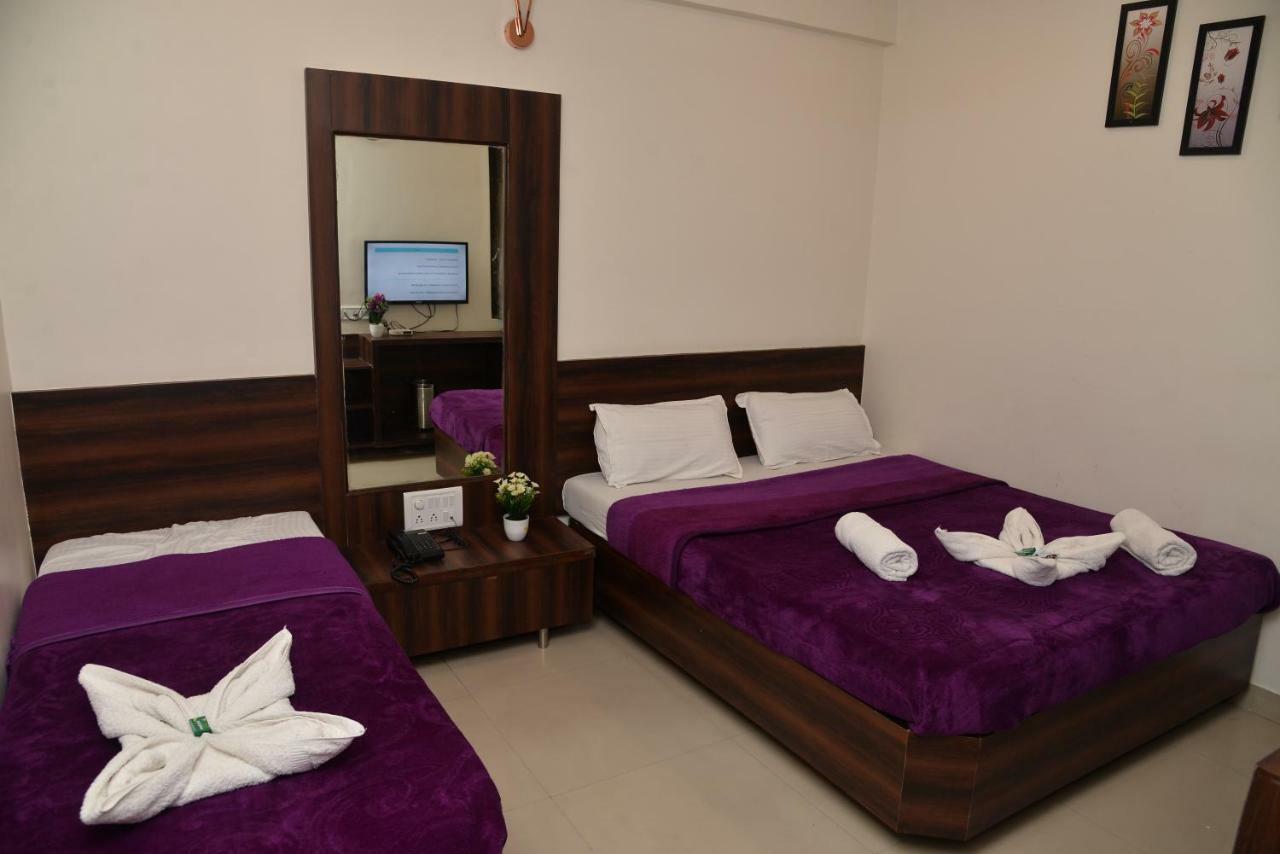 Hotel Disha Palace Shirdi Esterno foto