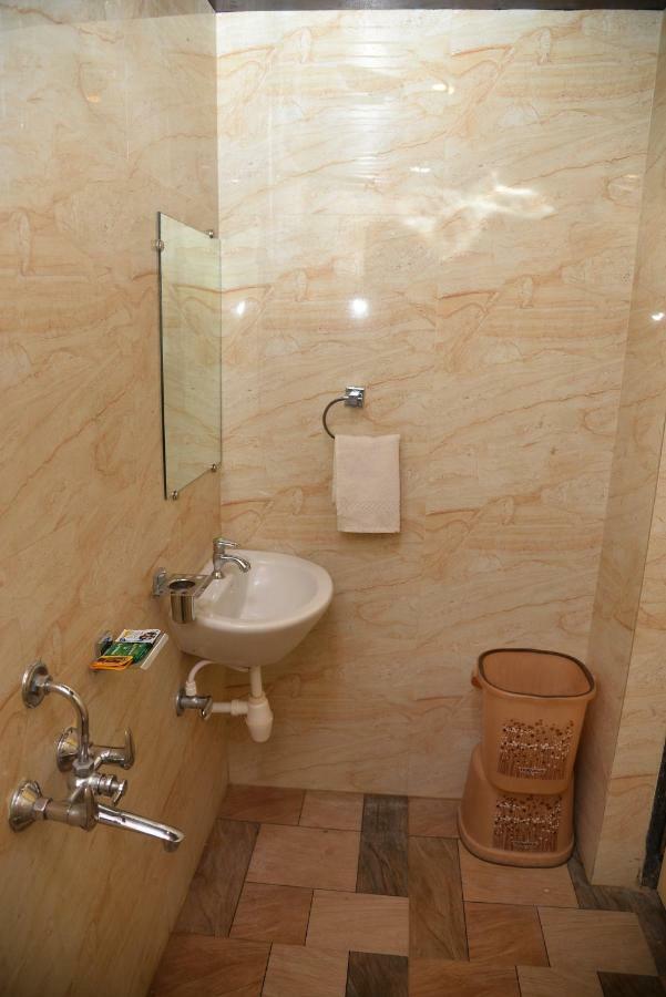 Hotel Disha Palace Shirdi Esterno foto