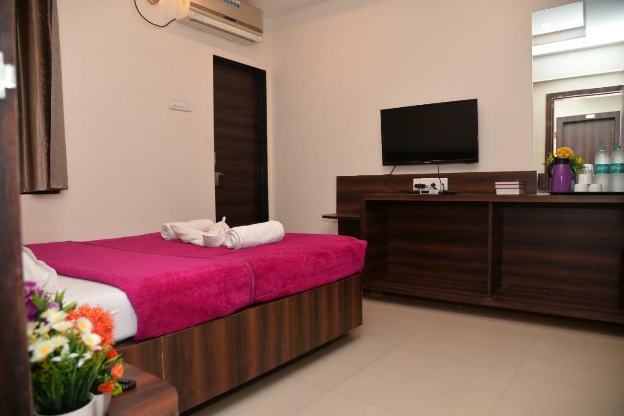 Hotel Disha Palace Shirdi Esterno foto